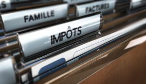 Dossier administratif étiqueté "IMPÔTS" dans un système de classement, illustrant l'organisation des documents fiscaux en France.